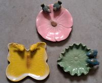 Keramik Vogeltränke mit Dekovögeln, 3 fach sortiert - gelb, grün, pink - Keramik Vogeltränke mit Dekovögeln, 3 fach sortiert - gelb, grün, pink -